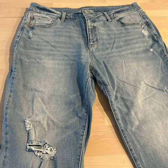 Time and Tru Cropped Boyfriend Mid Rise Jeans 16 - Picture 9 of 14